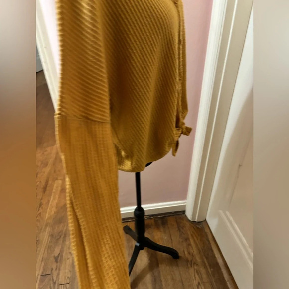 Live in the Moment Mustard Waffle Knit Blouse Sz Large Womens Knot Front - Picture 5 of 9